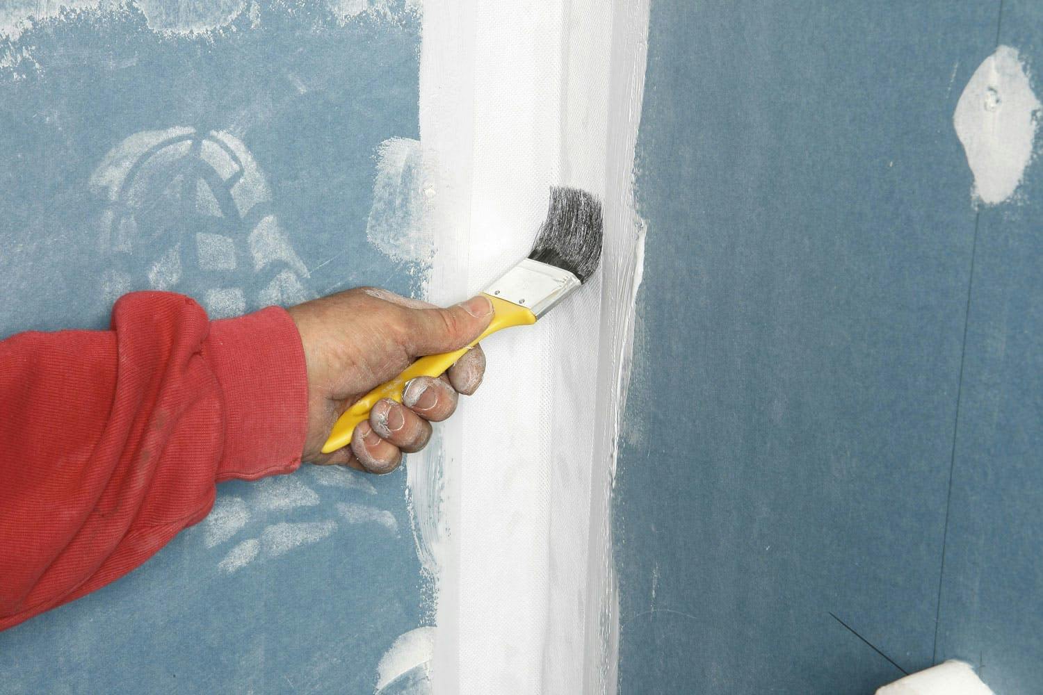 En våtromsmembran består oftest av en seig, flytende masse, som rulles på gulvet eller veggene i flere omganger. Dørterskel bad